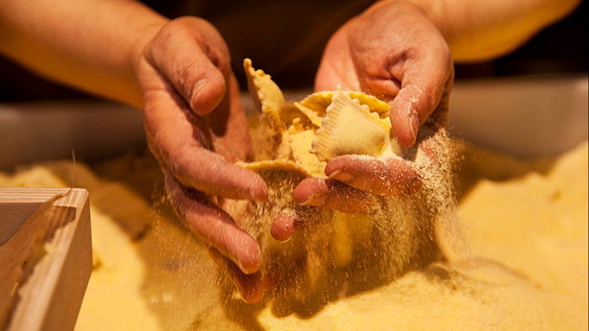 MANI IN PASTA - RAVIOLI