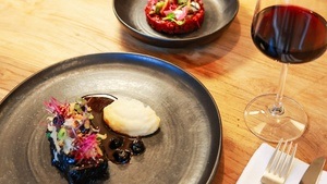 tipBerlin Weinmahleins: Kulinarische Umarmungen mit Björn Swanson im Norms