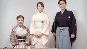 Japanischer traditioneller Tanz mit Musik
