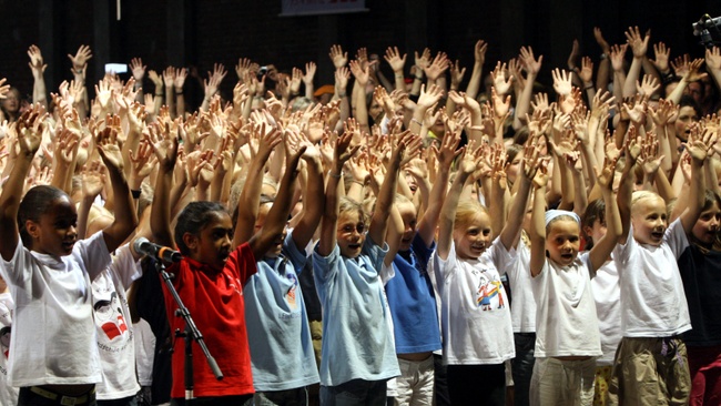 Chorkonzert: 250 JEKISS-Kinder der Musikschule Münster präsentieren internationale Lieder von Riese + Fernweh