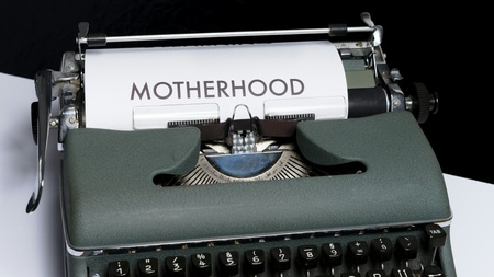 EMERGING MOTHERHOOD – Kaya Leonie Pilsner und Vanessa Levy Kahl