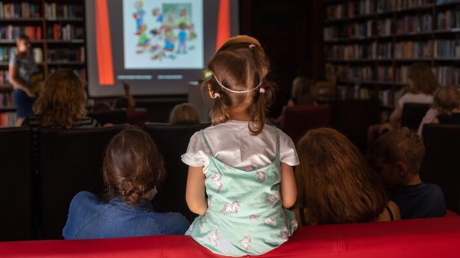 Multilinguales Bilderbuchkino für Kinder ab 6 Jahren