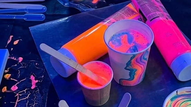 Neon-Pouring Workshop