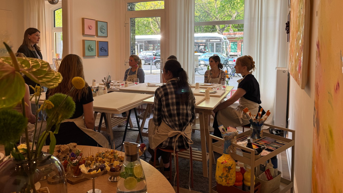 Titelbild der Veranstaltung Malworkshop abstract art "the artist´s table" artstudio SORAYA