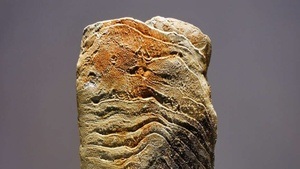 Großformatige Tonskulptur im Holzofenbrand