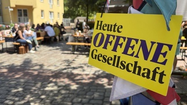 Straßenpicknick am Tag der offenen Gesellschaft