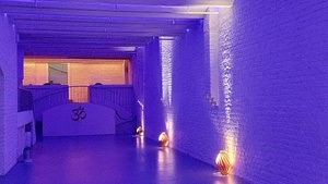 Wein & soft Yoga im historischen Gewölbe von Yoma