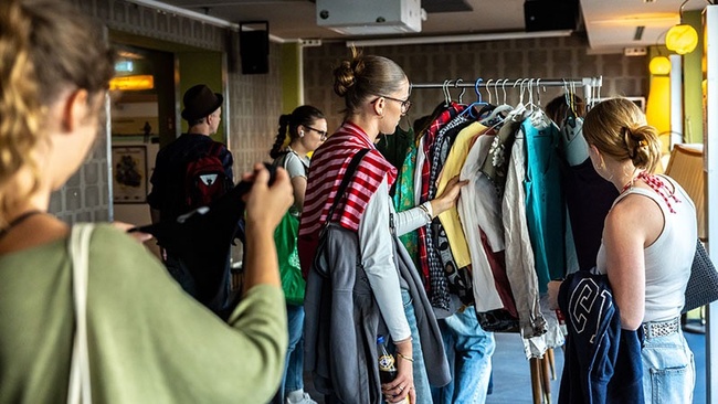 Kleidertausch im COMEDIA Theater