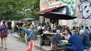 Night-Café in der Kulturfabrik Moabit mit Biergarter, Kicker & Billiard