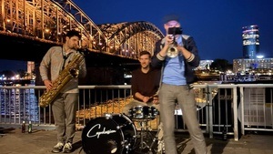 Beatbeben – die agile Kölner Brasscombo ⚡️ auf dem Ehrenfelder Weihnachtsmarkt!