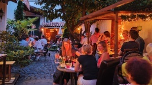Sommerliche Weinparty auf dem Hof