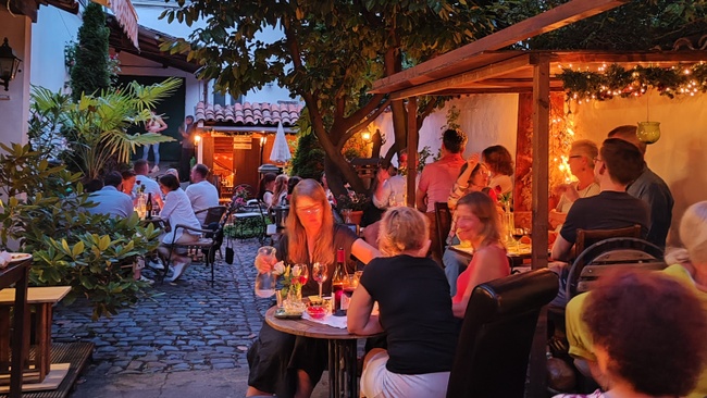 Sommerliche Weinparty auf dem Hof