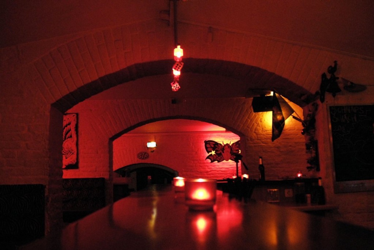 Queer Keller Nacht