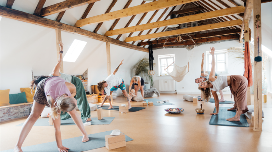 Yoga im FayNest mit Rheinblick