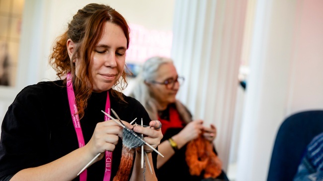 Museums-Maschen (Gemeinsames Stricken im Theatermuseum)