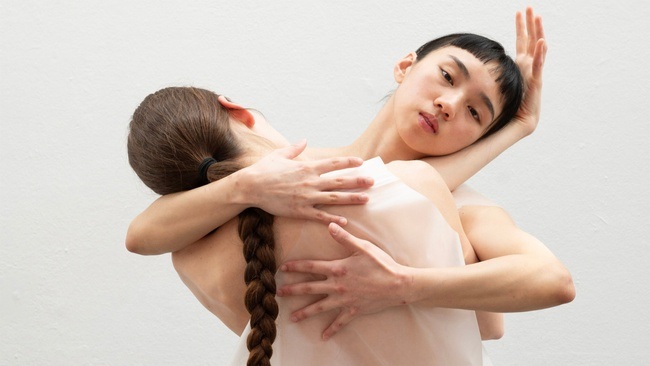 Tú Hoàng / Helge Letonja mit Of Curious Nature: »Skin Deep«