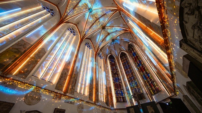 PROJEKTIL presents: INFINITY, eine immersive Lichtshow