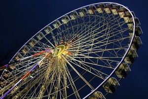 Weihnachtsmarkt mit Riesenrad auf dem Burgplatz