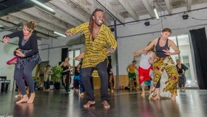 West - Afrikanischer Tanzkurs mit LIVE - Djembe und Sabar Trommel Musik