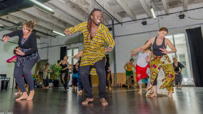 West - Afrikanischer Tanzkurs mit LIVE - Djembe und Sabar Trommel Musik