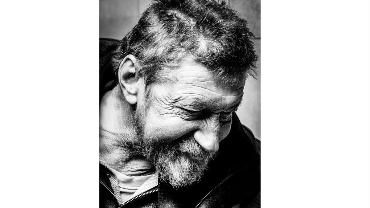 Ausstellung: ÜBER.LEBEN – im Schatten des Glanzes