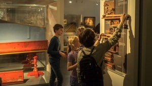 Familienzeit im GRASSI. Öffentliche Führung durch das Musikinstrumentenmuseum