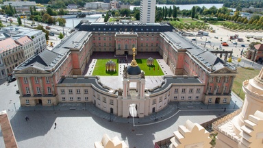 Öffentliche Führung durch die Ausstellung „Land an sich“