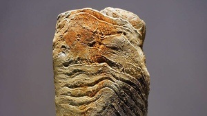 Großformatige Tonskulptur im Holzofenbrand