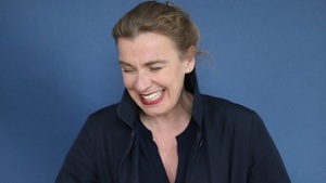Tina Teubner – Stille Nacht bis es Kracht