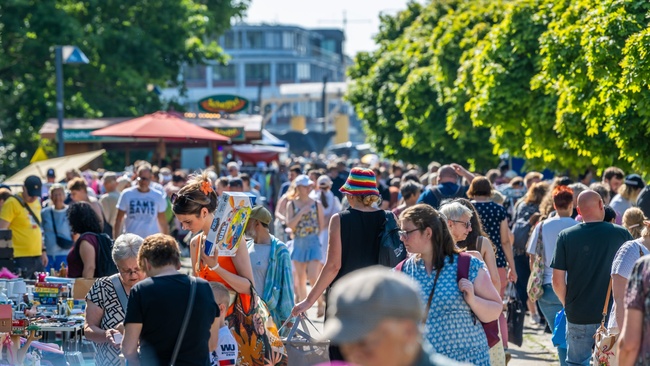 Vegesacker Weserflohmarkt: Schnäppchenjagd an der Uferpromenade