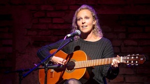 Frau Julia sucht das große Glück - Musikkabarett zwischen Tinder, Sehnsucht & Dating-Desaster