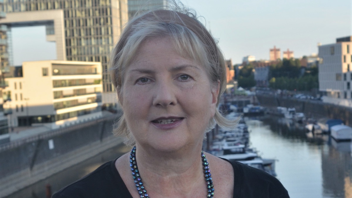 Die Autorin Dagmar Maria Toschka am Rheinauhafen in Köln, wo ihr aktuelles Buch „Hafenwasser mit Schuss“ spielt
