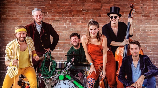 der Katze & die Hund – Powerpolka, Disko-Folk, Latin-Vibes und NDW-Anarchie