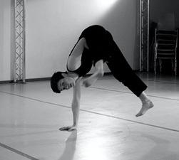 Dancing as One: Exploring Group Acrobatics and Collective Movement. Workshop mit Julika Schlegel