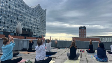 Rooftop Yoga mit Blick auf die Elphi