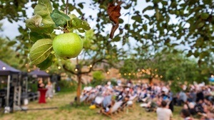 6. Science Slam unterm Apfelbaum