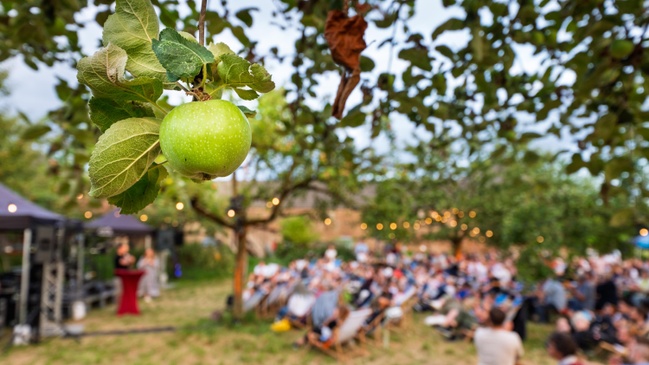 6. Science Slam unterm Apfelbaum