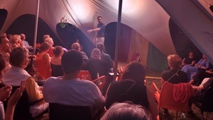Open Flair im Kunstgarten - Nacht der Leipziger Märchenerzähler*innen: „Am seidenen Faden hängen – Schicksal, Schaum und Schabernack“