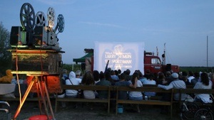 „Wanderkino‟ auf der Freilichtbühne Open-Air-Kino mit 16mm-Filmprojektion und Live Musik