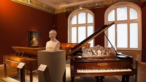 Öffentliche Führung „Zupfen. Streichen. In die Tasten greifen – Die historischen Musikinstrumente im Museum“ im Rahmen des Internationalen Museumstages 2026