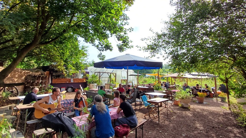 Saisoneröffnungsfest mit Gartencafé, Jungpflanzenmarkt und Programm