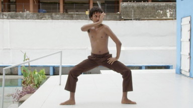 To move with the ground, to bend the wind