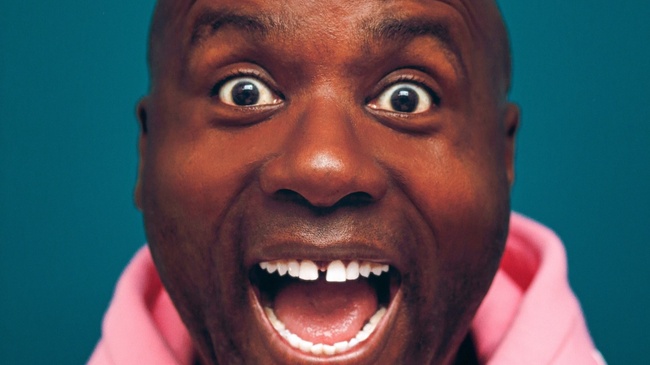 DAVE DAVIS - "KONFETTI FÜR ALLE!“ - Ein Aufstand in Farbe - Cologne Comedy Festival