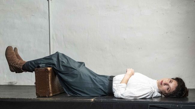 ABER NICHT KÜSSEN IST AUCH KONTRAPRODUKTIV. Szenen aus dem Leben der Rosa Luxemburg. Teil 1 Revolution! (1871 - 1905)