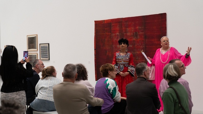 Dragqueenführung in der Ausstellung COCKTAIL PROLONGÉ