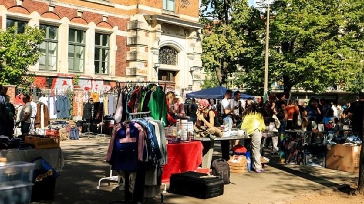 KUNST & FLOHMARKT AUF DER KARLI /AM IMMANUEL KANT GYMNASIUM