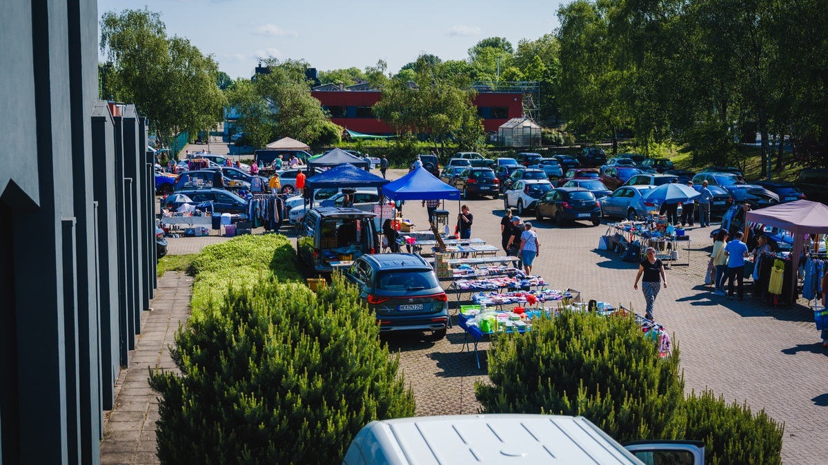 Trödelmarkt Bochumer Eventcenter (Parkplatz und Hallen-Trödelmarkt)
