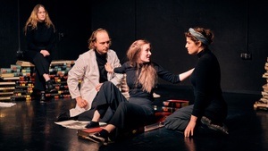 ICH BIN DA – ein Theaterabend über Simone de Beauvoir mit offener Audiodeskription