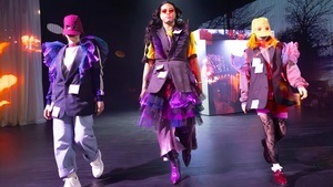 SIE SAGEN TÄUBCHEN, ICH SAG TAUBE