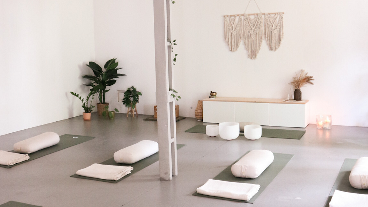 A PLACE LIKE OM \u002D Alteburger